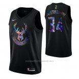 Maillot Milwaukee Bucks Giannis Antetokounmpo #34 Iridescent Logo Noir